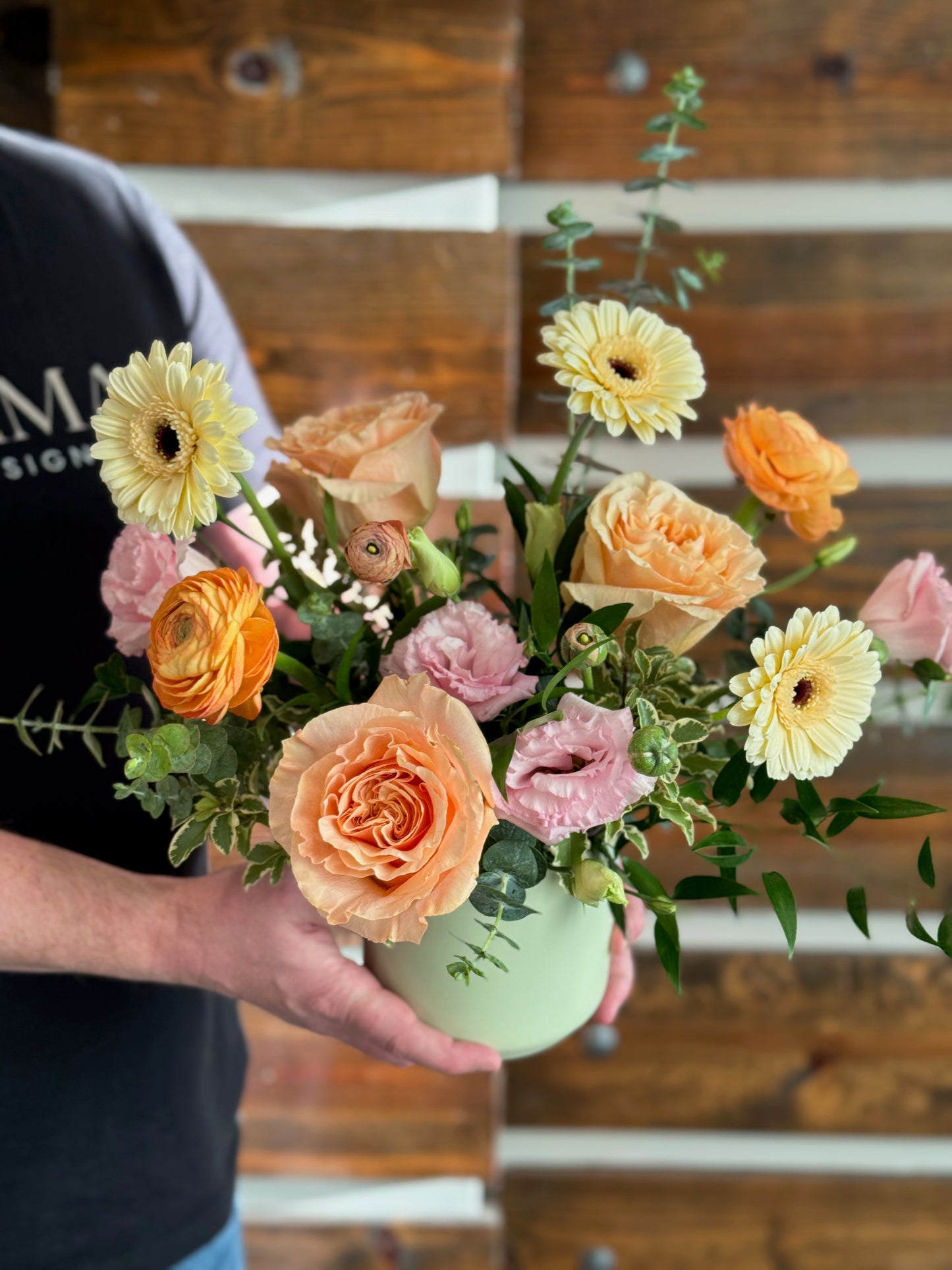 Smiling Lady - Pastel colors Valentine's flowers