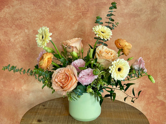 Smiling Lady - Pastel colors Valentine's flowers