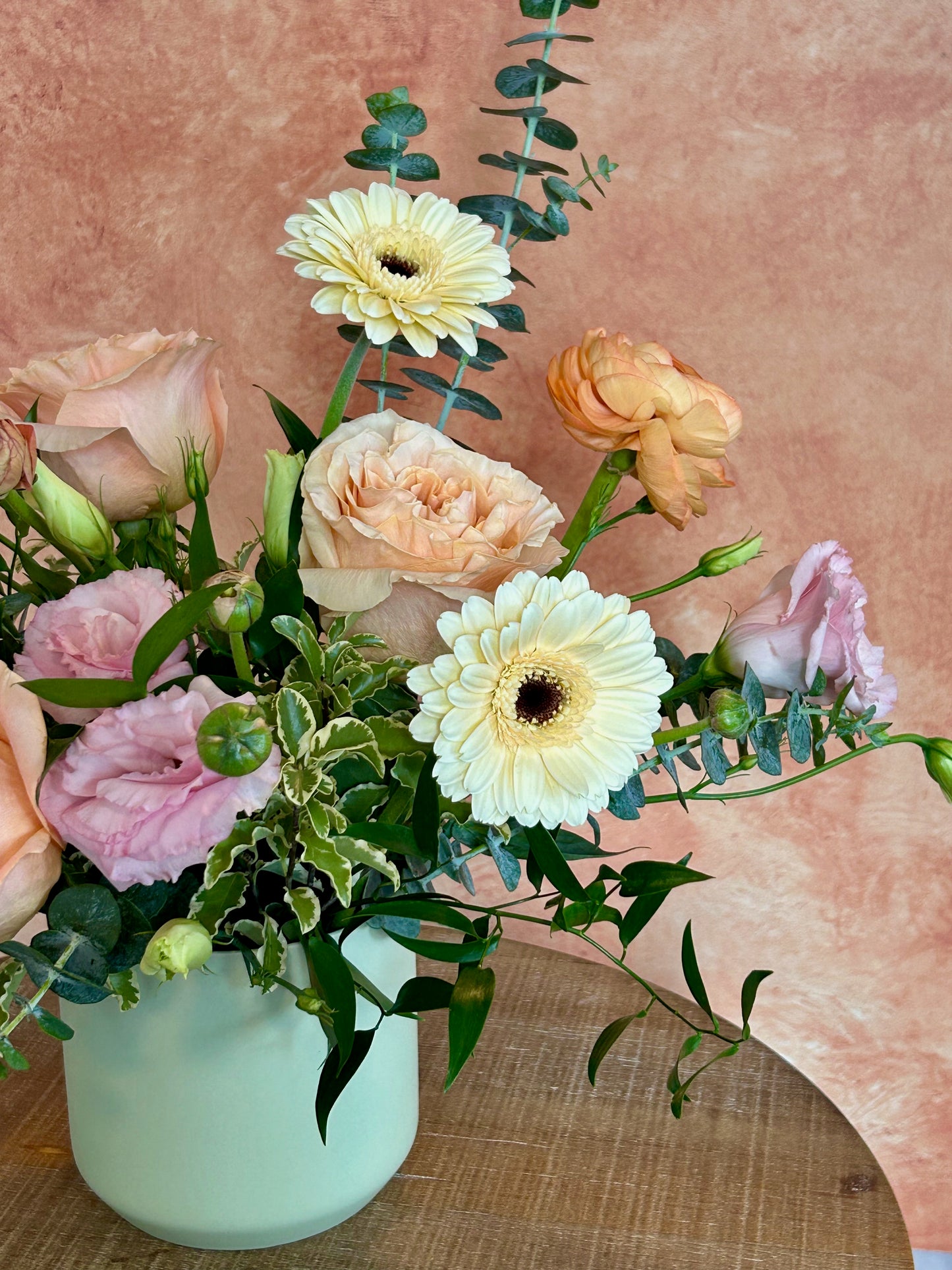 Smiling Lady - Pastel colors Valentine's flowers